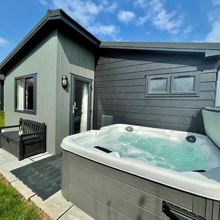 *Luxury Holiday Home With Hot Tub Close To Beach* Penally Экстерьер фото