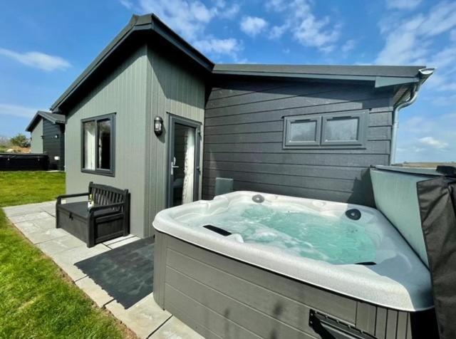 *Luxury Holiday Home With Hot Tub Close To Beach* Penally Экстерьер фото