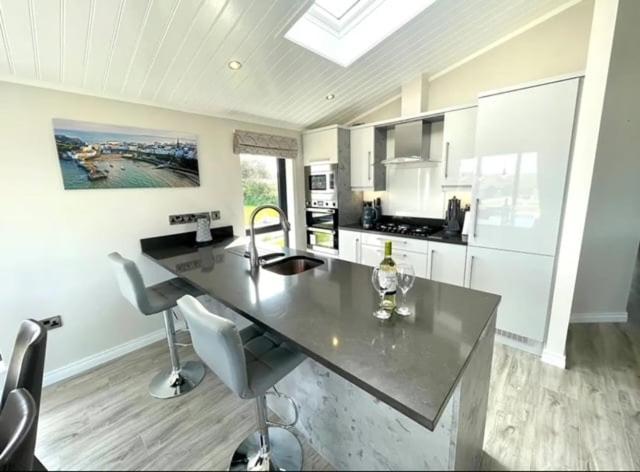 *Luxury Holiday Home With Hot Tub Close To Beach* Penally Экстерьер фото