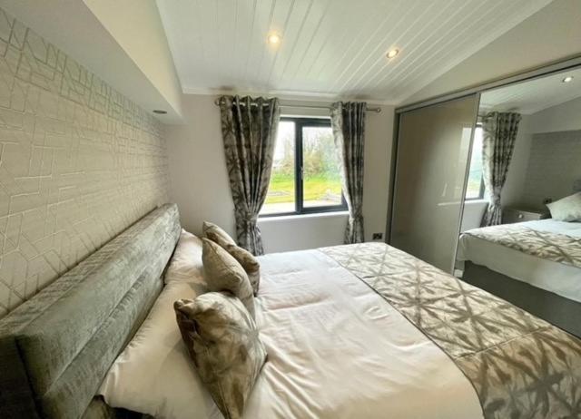 *Luxury Holiday Home With Hot Tub Close To Beach* Penally Экстерьер фото